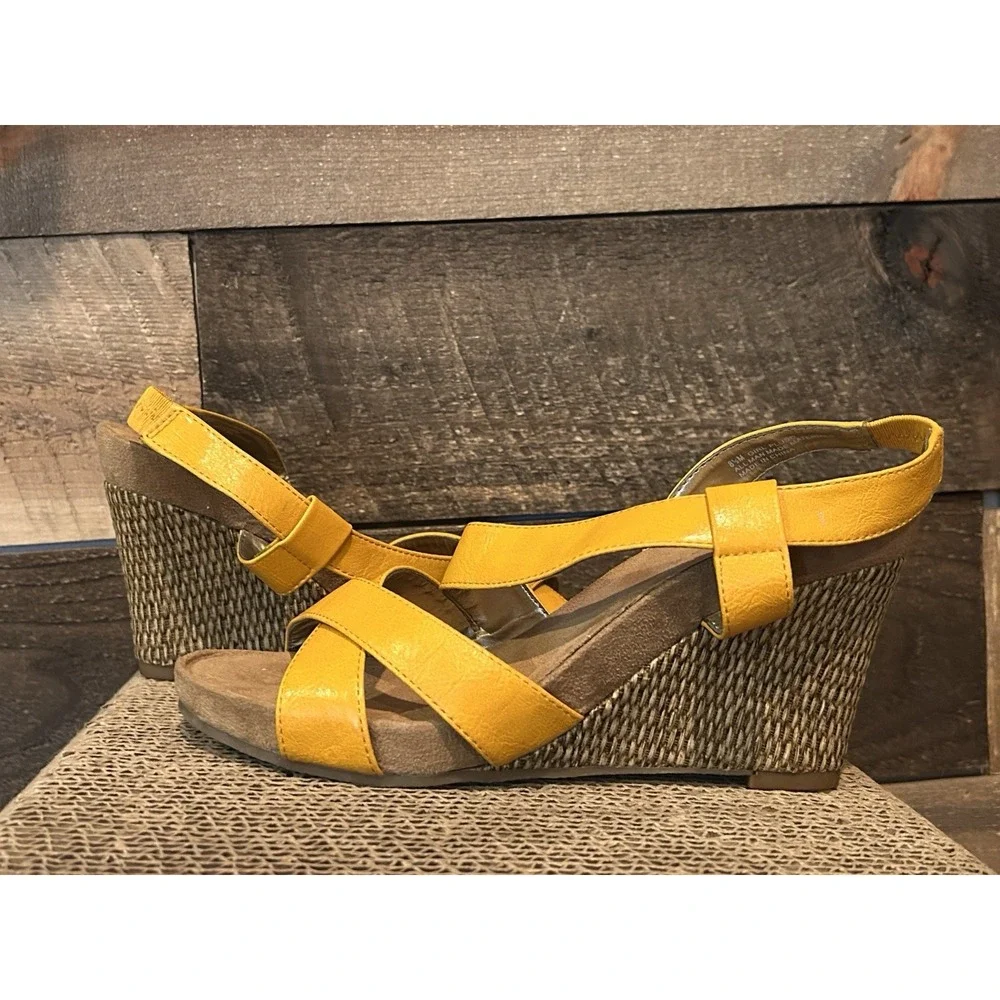 Aerology Girl Plush Yellow Wedge Sandals NEW‎ Size 8.5